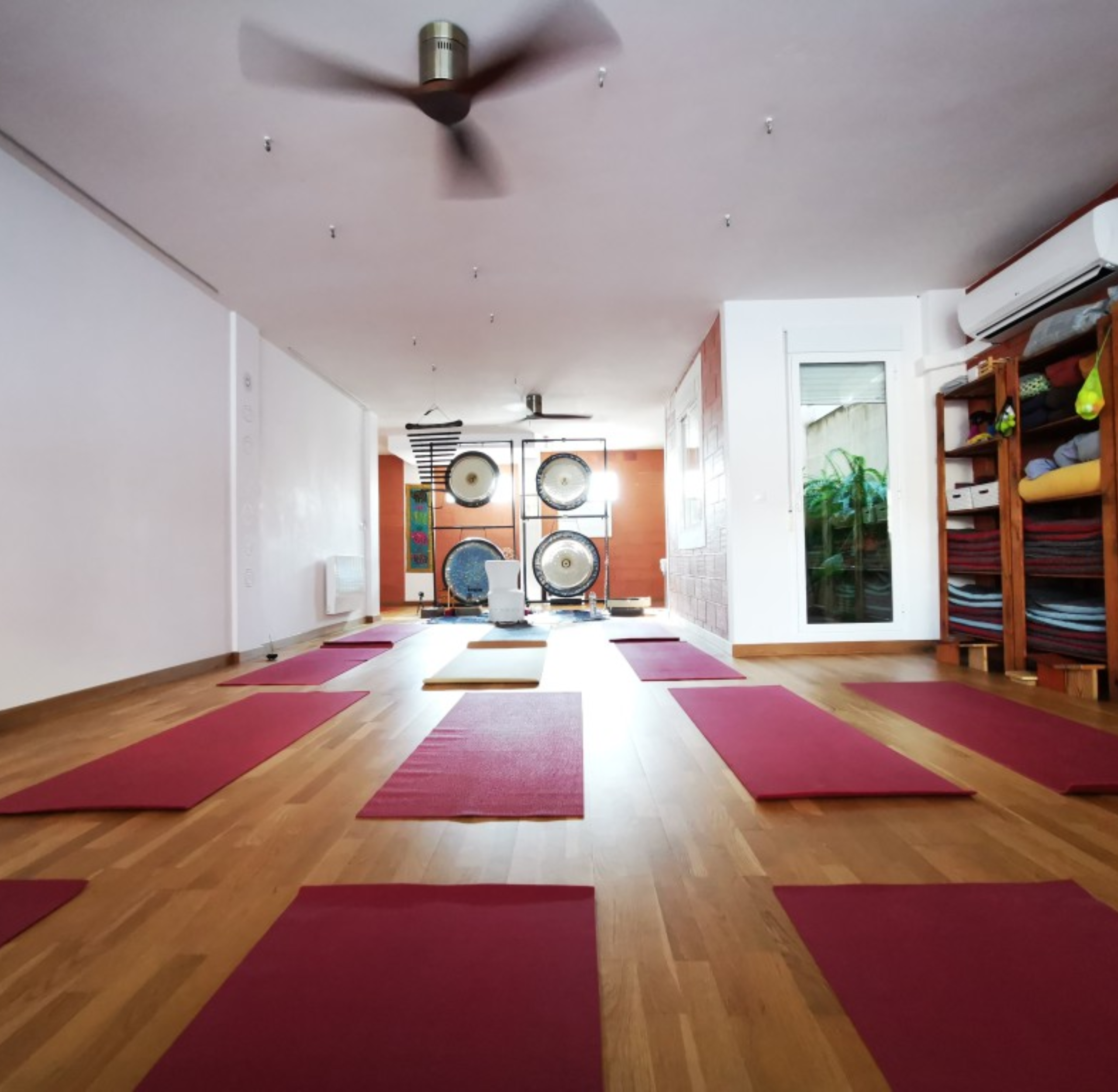 Sala de yoga vacía